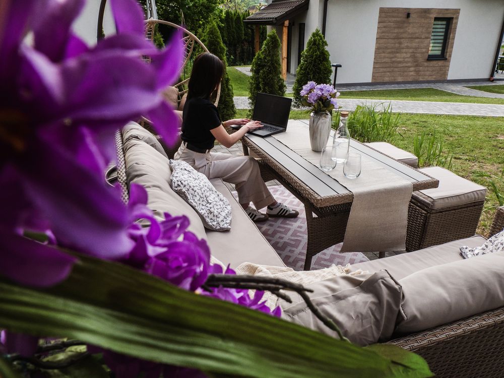 Hagemøbelsett CESME i rattan – hjørnesofa, bord og puffer i beige/brun