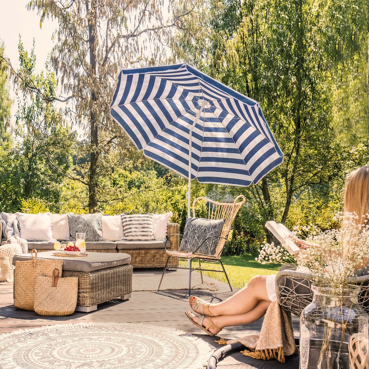 Strandparasoll KYPROS 180cm med vippefunksjon - blå/hvit